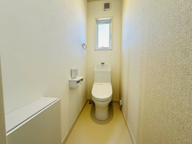 トイレ 超節水＋節電機能!!フチがない便器なのでお手入れ手間なし！ノズルシャッターがついて清潔に保てます。