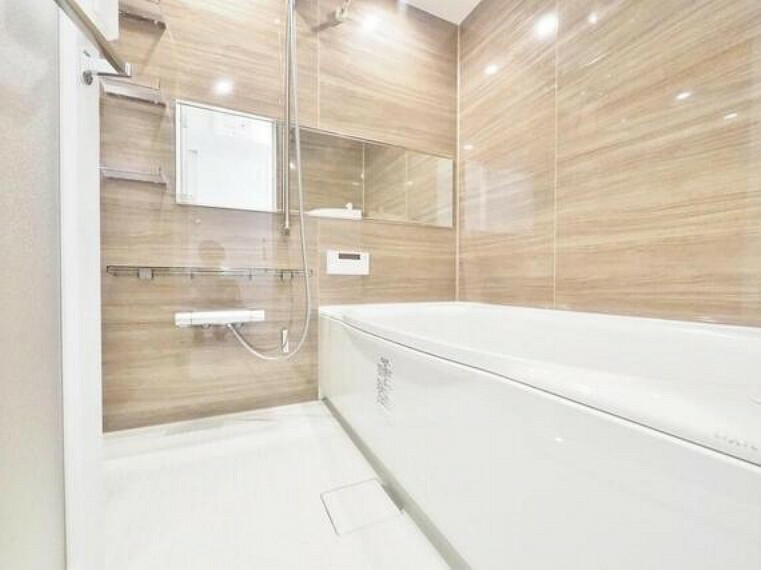 浴室 心地よいバスタイムを演出する浴室はゆとりあるサイズを採用。保温機能付き、汚れをはじく有機ガラス系の新素材を採用した浴室。美しく機能的な設備を採用。