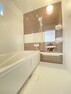 浴室 一日の疲れを癒すバスルームは、心地よいリラックスを叶える清潔感溢れる美しい空間です。上質が感じられるカラーリングで、清潔な空間美を実現しています。