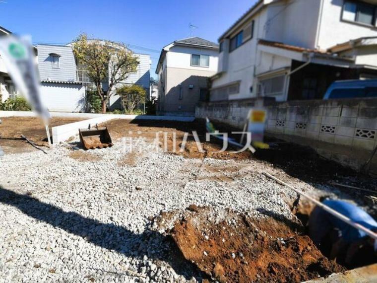 現況外観写真 4号棟　現地写真　【東村山市青葉町2丁目】 家族が集まるリビングに階段を設ける事で、自然と家族のコミュニケーションが広がります。