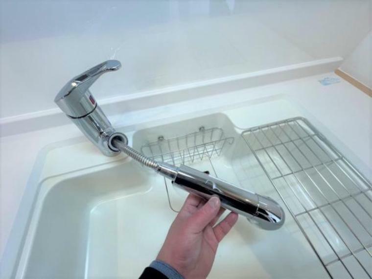 【設備】新品交換するキッチンの水栓金具はノズルが伸びてシンクのお手入れもラクラクです。水栓本体には浄水機能が内蔵されていて、おいしいお水をつくります。