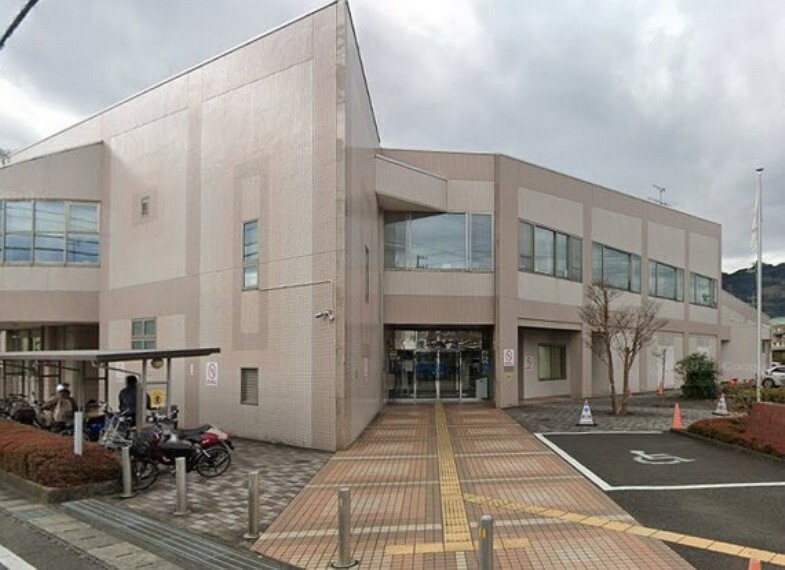 駿河区役所 長田支所・長田図書館・長田児童館との複合施設　滑り台やブランコなどもある公園も併設されています。徒歩9分（約650m）