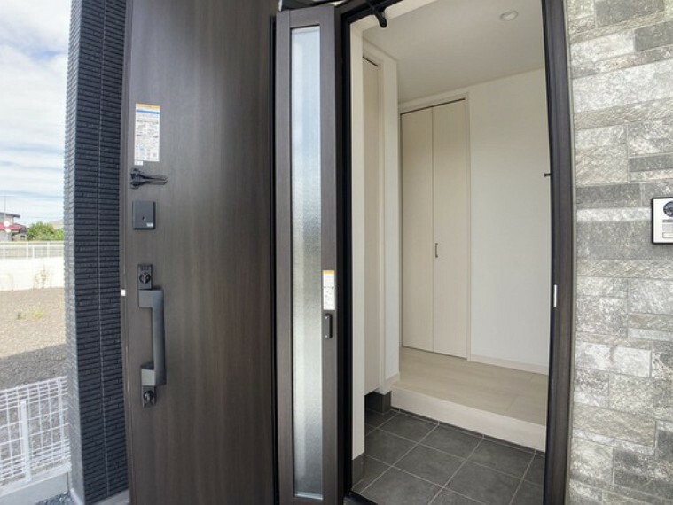 施錠したまま光と風を取り込むことができる採風・採光窓付きの高機能断熱玄関ドア