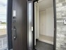 防犯設備 施錠したまま光と風を取り込むことができる採風・採光窓付きの高機能断熱玄関ドア