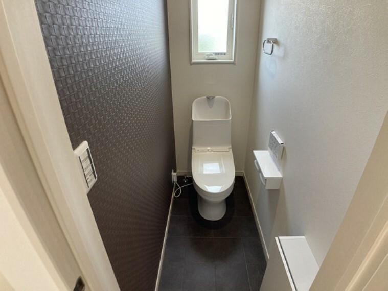 トイレ 超節水＋節電機能!!フチがない便器なのでお手入れ手間なし、ノズルシャッターがついて清潔に保てます。1階と2階にトイレは完備！