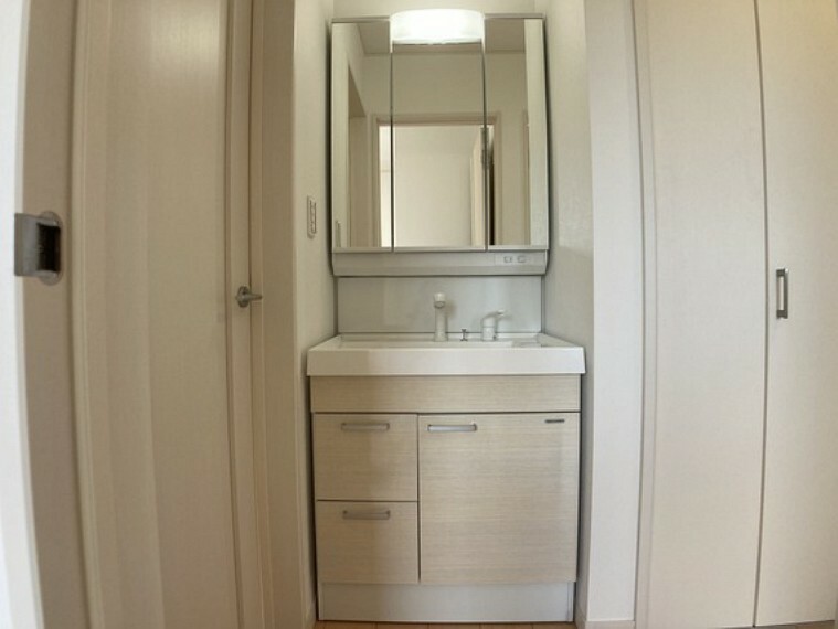 洗面化粧台 2階にも洗面化粧台を設置、朝の忙しい時間にも便利ですね。