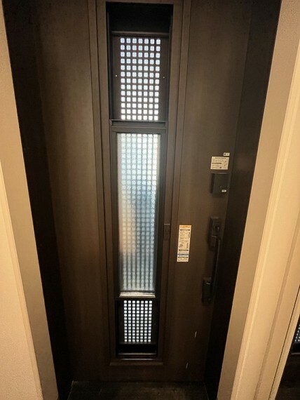 施錠したまま光と風を取り込むことができる採風・採光窓付きの高機能断熱玄関ドア