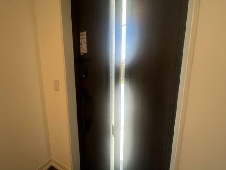 施錠したまま光と風を取り込むことができる採風・採光窓付きの高機能断熱玄関ドア、リモコンキー付のスマートキーなのでとっても便利かつ安心です！