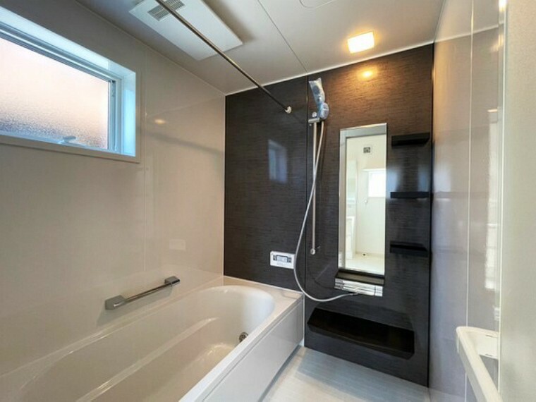 浴室 ゆったり広々1坪風呂！天井にビルドインの浴室暖房乾燥機付きで雨の日の洗濯物も安心！