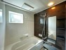 浴室 天井にビルドインの浴室換気乾燥暖房機付で雨の日の洗濯物も安心！