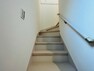 キッチン 階段は15段です。一般的には13段～14段が多いですが、上り下りを考えて段数を増やし緩やかな勾配にしました。