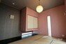 和室 1階和室は重厚感あるデザインが特徴。押し入れはフロータイプになっており、空間を広く見せる作用があります。お好みのデザインにリノベーション可能です。