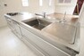 キッチン キッチンはTOYOKITCHENSTYLEのアイランドタイプ。大変広いシンクと作業スペースが特徴的です。浄水器・食洗器付きです。