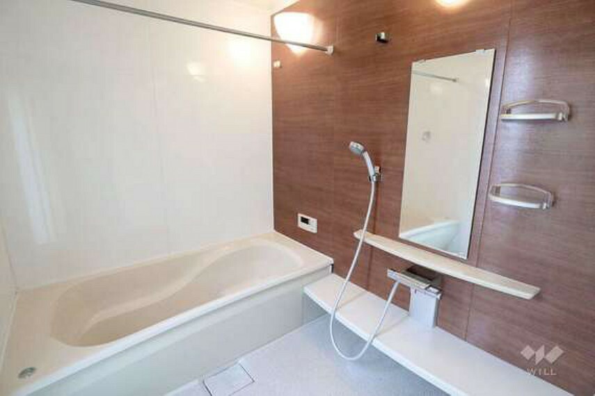浴室 大窓から明かりが入るお風呂。ゆとりある1820サイズで悠々と日々の疲れをOFFできます。