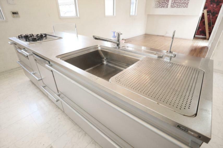 キッチンはTOYOKITCHENSTYLEのアイランドタイプ。大変広いシンクと作業スペースが特徴的です。浄水器・食洗器付きです。