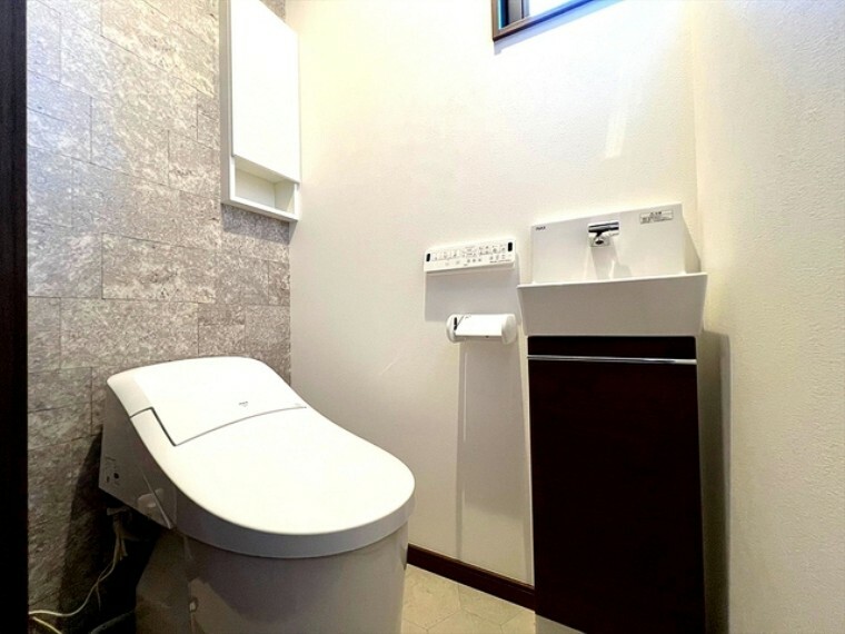 トイレ 清潔な空間を保ちたいトイレは清潔感のあるオフホワイト。毎日使う場所だからこそお手入れも楽々にできる機能を搭載。汚れが付着しにくい便器はお掃除も楽々です。 ■八王子市富士見町　新築一戸建て■