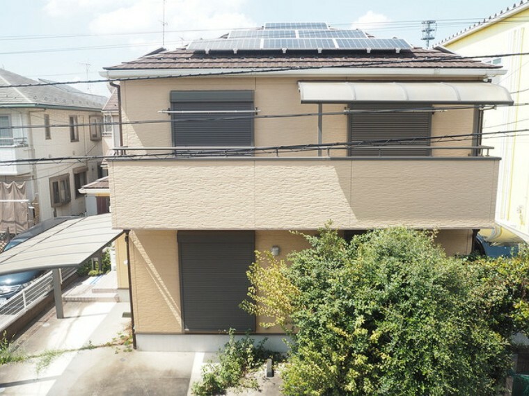 外観写真 太陽光パネルを設置したオール電化住宅。南向きなので沢山の陽を受けて発電できます