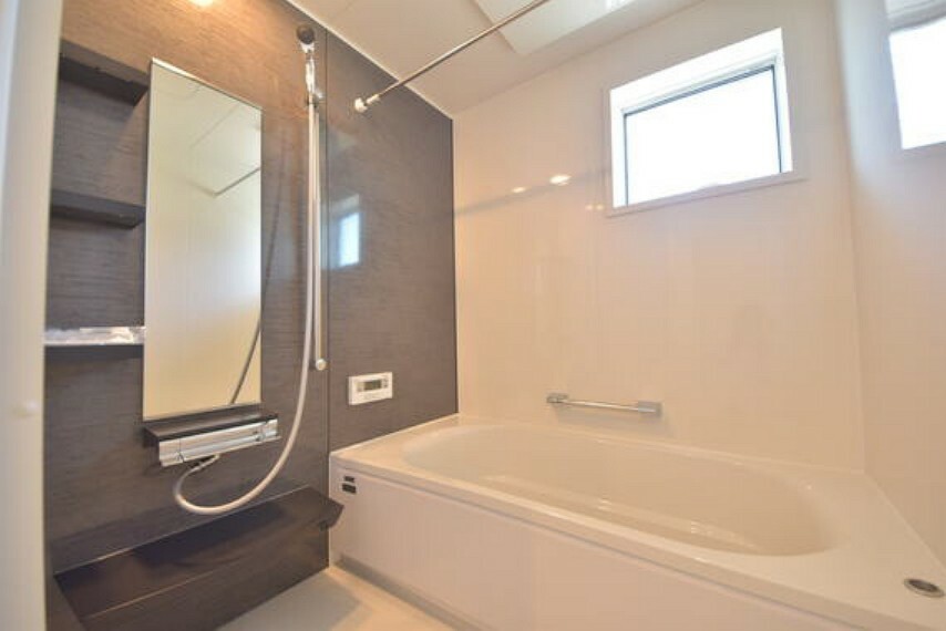 浴室 天井にビルドインの浴室換気乾燥暖房機付で雨の日の洗濯物も安心！