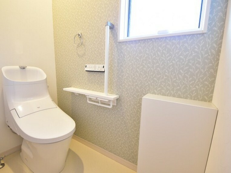 トイレ フチレス形状でお掃除ラクラク！強力洗浄の超節水トイレ（3日でお風呂1杯以上の節水効果）！ノズルシャッターがついて清潔に保てます。1階2階でアクセントクロスが違います。
