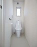 トイレ フチレス形状でお掃除ラクラク！強力洗浄の超節水トイレ（3日でお風呂1杯以上の節水効果）！ノズルシャッターが付いていて清潔に保てます。1階2階でアクセントクロスが違います。