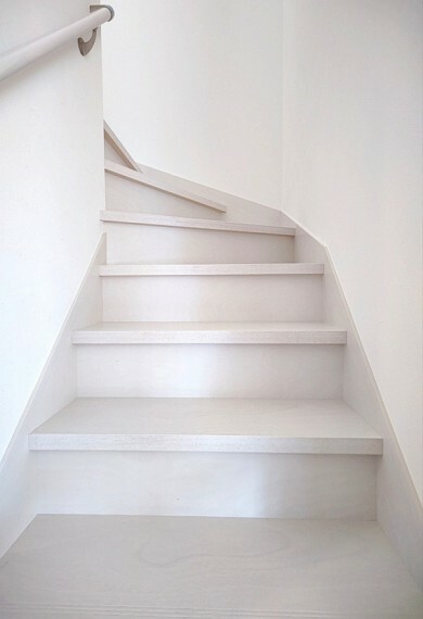 構造・工法・仕様 当社の階段は15段上がりの階段です。一般的な13段上がりの階段に比べて勾配が緩やかです！
