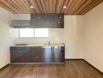 【リフォーム済】キッチンはLIXIL製の新品に交換しました。天板は人造大理石製なので、熱に強く傷つきにくいため毎日のお手入れが簡単です。