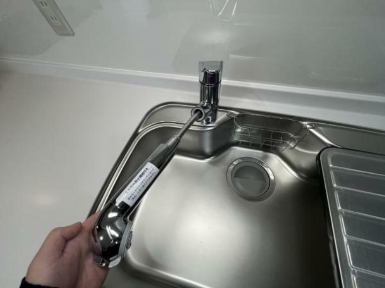 【リフォーム後/シンク】新品交換するキッチンの水栓金具はノズルが伸びてシンクのお手入れもラクラクです。水栓本体には浄水機能が内蔵されていて、おいしいお水をつくります。