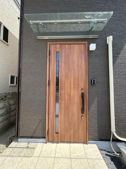 玄関 【リフォーム済】玄関ドアと庇を新品のLIXIL製の玄関ドアと庇に交換しました。玄関タイルを貼替しスタイリッシュな玄関周りに仕上げました。