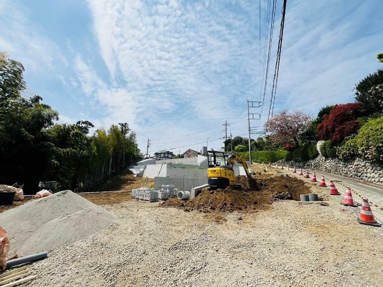 現況写真 周辺は緑も多く、公園が点在する住環境の良いエリアです。駅はこじんまりとしていますが、周辺にはスーパー、コンビニ、カフェなど商業施設が充実しております。物件のご見学ついでに散策してみてください！