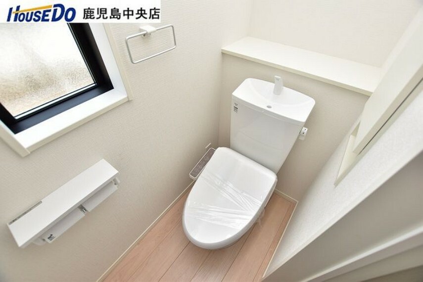 トイレ 【トイレ】温水洗浄便座機能付きのトイレです！収納もあり、トイレットペーパーや掃除道具を収納可能