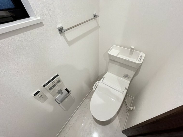 トイレ トイレには機能的で便利な収納棚を完備、快適な温水洗浄便座付です