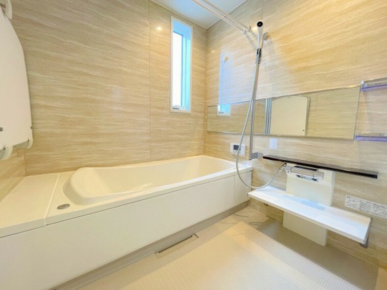 浴室 ～2階バスルーム～明るいアクセントパネルでまとめられた浴室。脚を伸ばして湯に浸かり、心と体を労わって下さい。雨の日でも安心の換気乾燥機付きです。