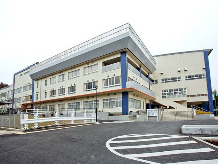 中学校 川崎市立柿生中学校　距離約1900m