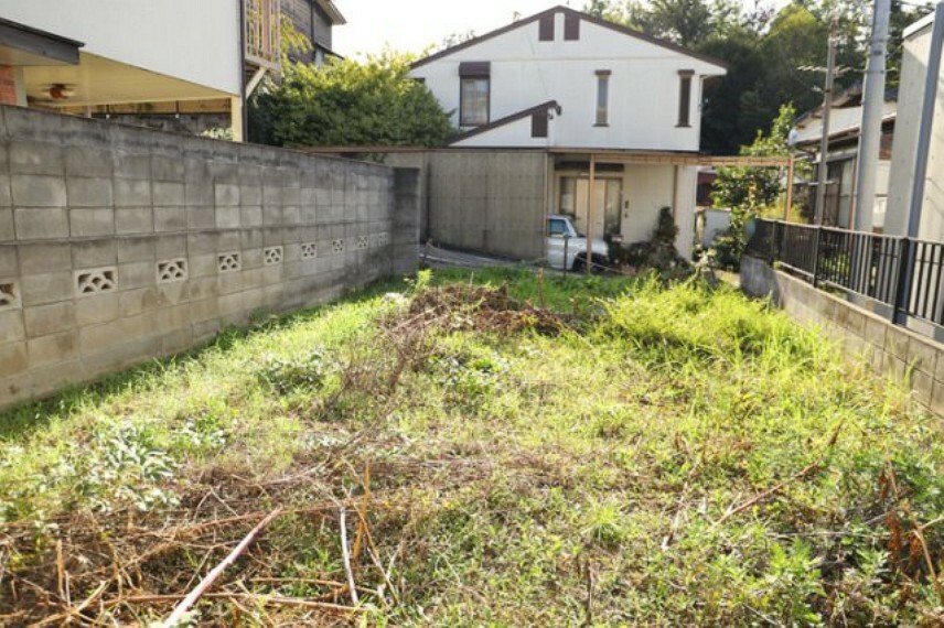 現況写真 土地の形が極端に長細かったり、狭小地、あるいは道路との高低差がある傾斜地だった場合、後々売ろうとしても買い手がつかない場合もあります。後々、売却することになった時に価値の下がらない土地を選びましょう。