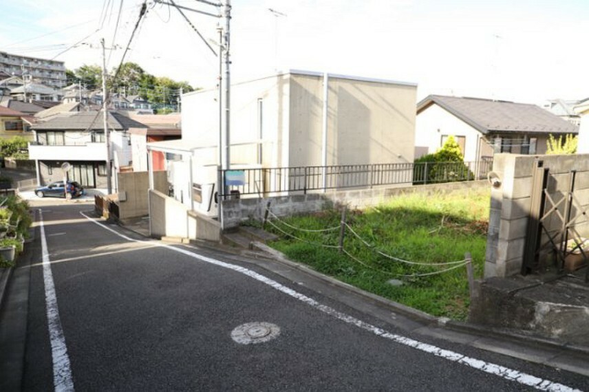 現況写真 お持ちの車種によっては前面道路が広い方が便利でしょう。しかし、前面道路が広ければその分交通量が多くなるため、騒音などが気になる場合があります。実際に現地を見学し、周辺交通量や騒音などを確認しましょう！