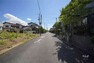 現況写真 物件の南側前面道路（西側から）［2023年8月27日撮影］