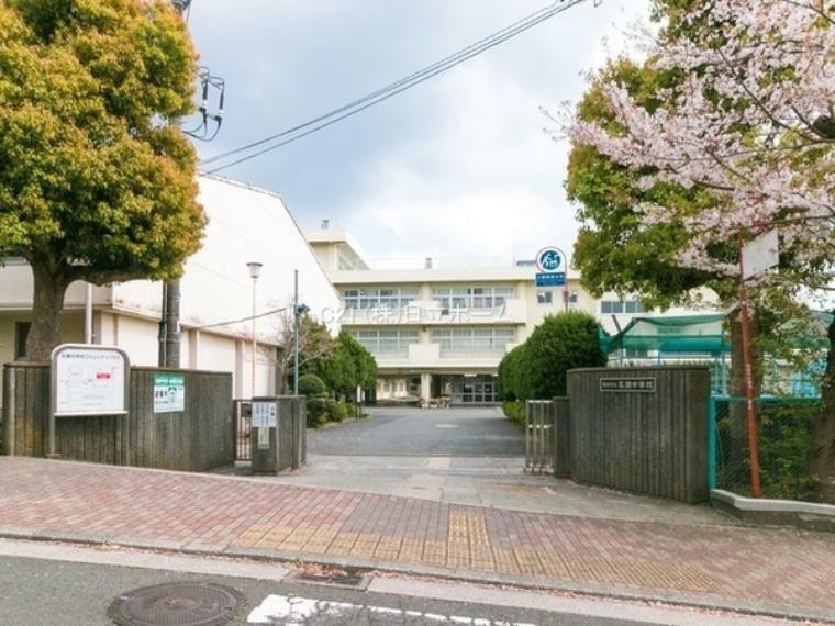 中学校 横浜市立名瀬中学校 生徒一人ひとりが自己有用感を高めながら、安心して生き生きと自信に満ちた学校生活を送ることができるように努めます。