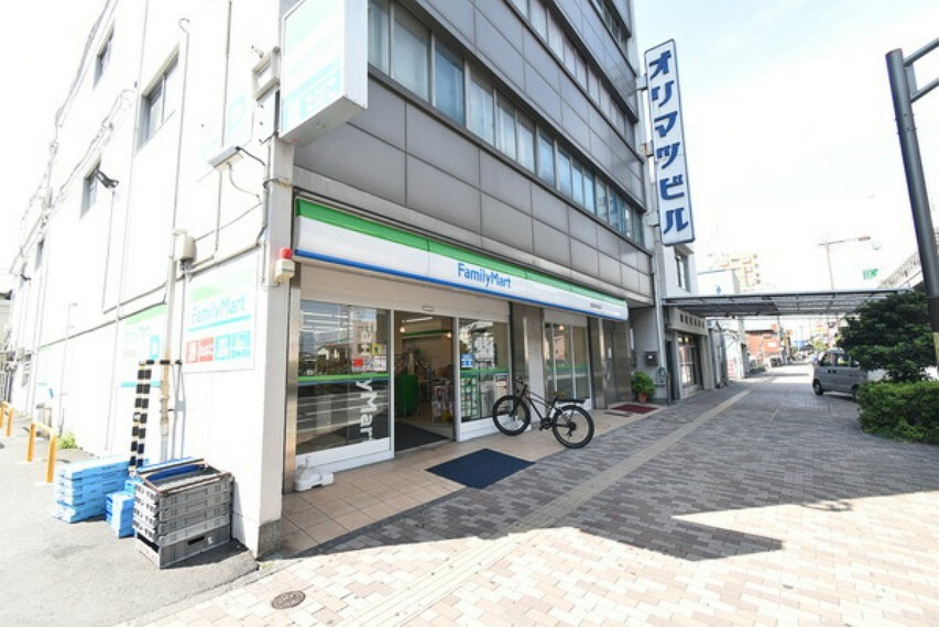 コンビニ ファミリーマート横浜青木町店