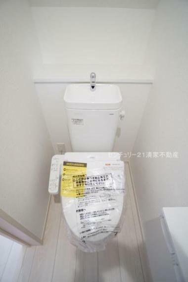 トイレ 3号棟:白を基調とした、清潔感のある水廻りです。（2024年01月撮影）