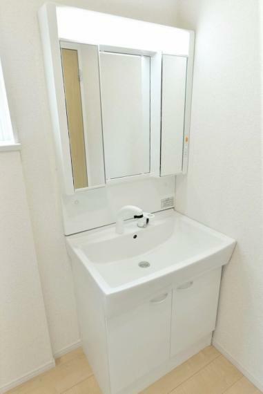 【同仕様例】お手入れしやすいシャワー機能付洗面化粧台。大きな鏡で朝の準備もスムーズにできます。