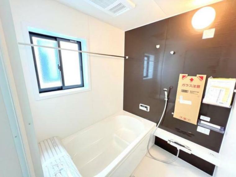 浴室 アクセントパネルを施した落ち着きのある浴室です。窓があり、気になる湿気の換気が可能です。