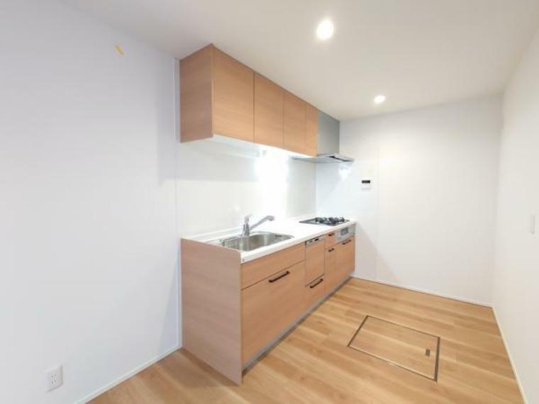 キッチン 【同仕様写真】横幅2550mmサイズの吊戸棚つきキッチンを設置します。