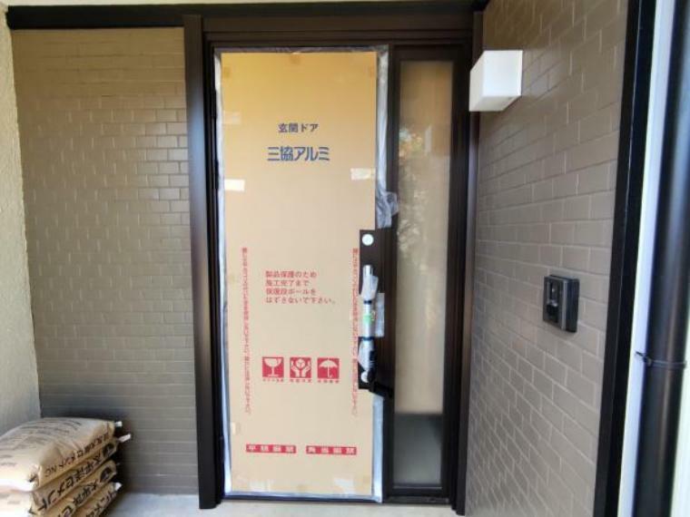 【リフォーム済/玄関】玄関ドアは新品交換、モニターホン、外灯も新品を取り付けしております。