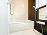 浴室 清潔感と和らぎあるカラーで統一し、ゆったりお使い頂ける柔らかな曲線で構成された、半身浴も楽しめるバスタブが心地よさをもたらします。