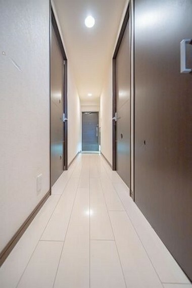玄関から各部屋につながる廊下は白と木目調を基調としており清潔感があります。
