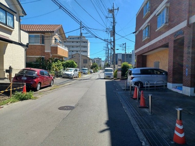 現況写真 お持ちの車種によっては前面道路が広い方が便利でしょう。しかし、前面道路が広ければその分交通量が多くなるため、騒音などが気になる場合があります。実際に現地を見学し、周辺交通量や騒音などを確認しましょう！