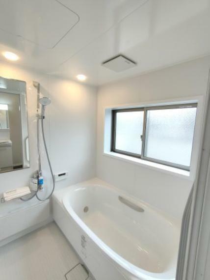 浴室 ・浴室 　1坪サイズで足を伸ばして入れる大型浴槽。窓があり、自然換気もできます。