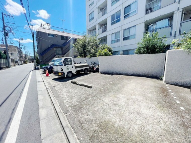 駐車場 ゆったりとした駐車スペースを確保いたしましたので、大きめのお車でも駐車可能です。自転車やバイクなど、ゆとりのある敷地で置き場所に困ることはないでしょう。