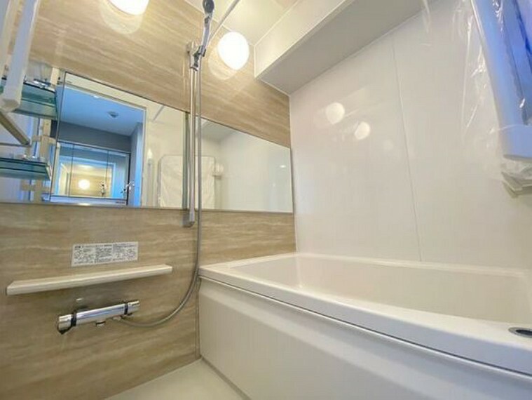 浴室 和らぎあるカラーで統一し、半身浴も楽しめるバスタブが心地よさをもたらします。
