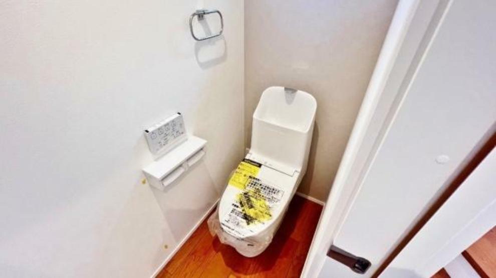 《トイレ》　■窓のあるトイレは明るい空間で清潔感があります。